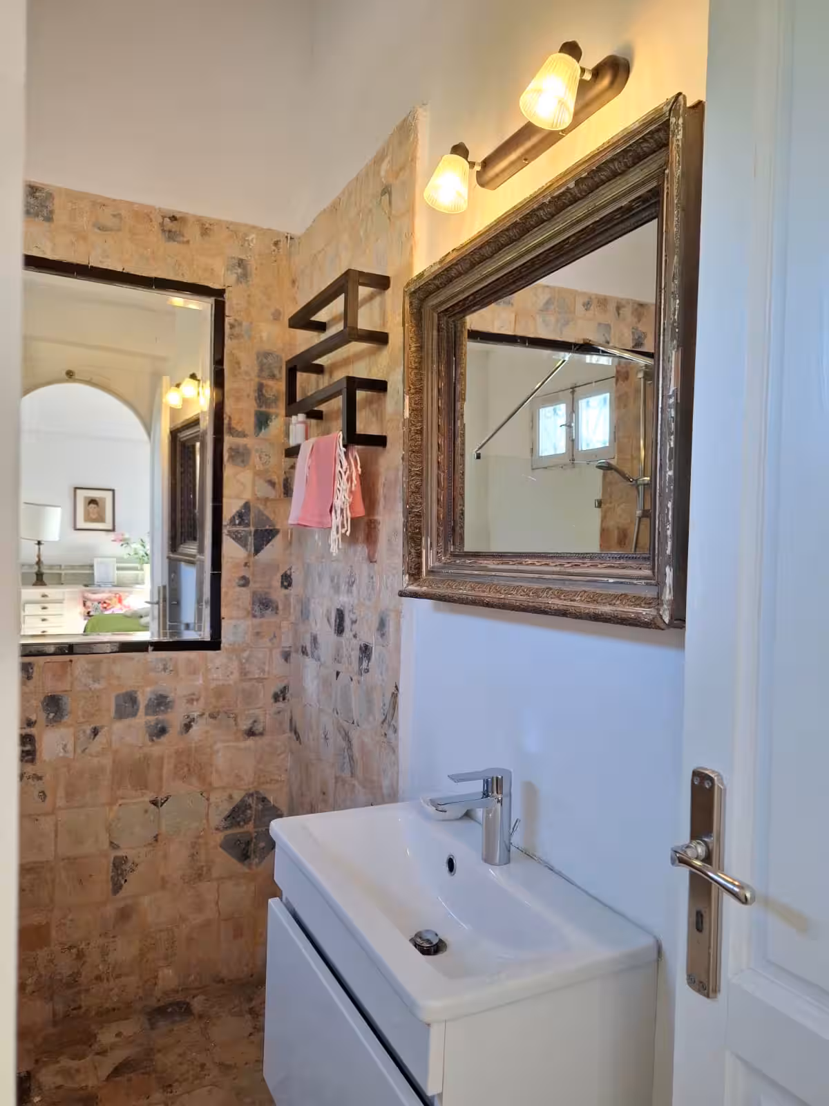 Salle de bains de la suite Si Ibrahim, miroir doré et carreaux anciens