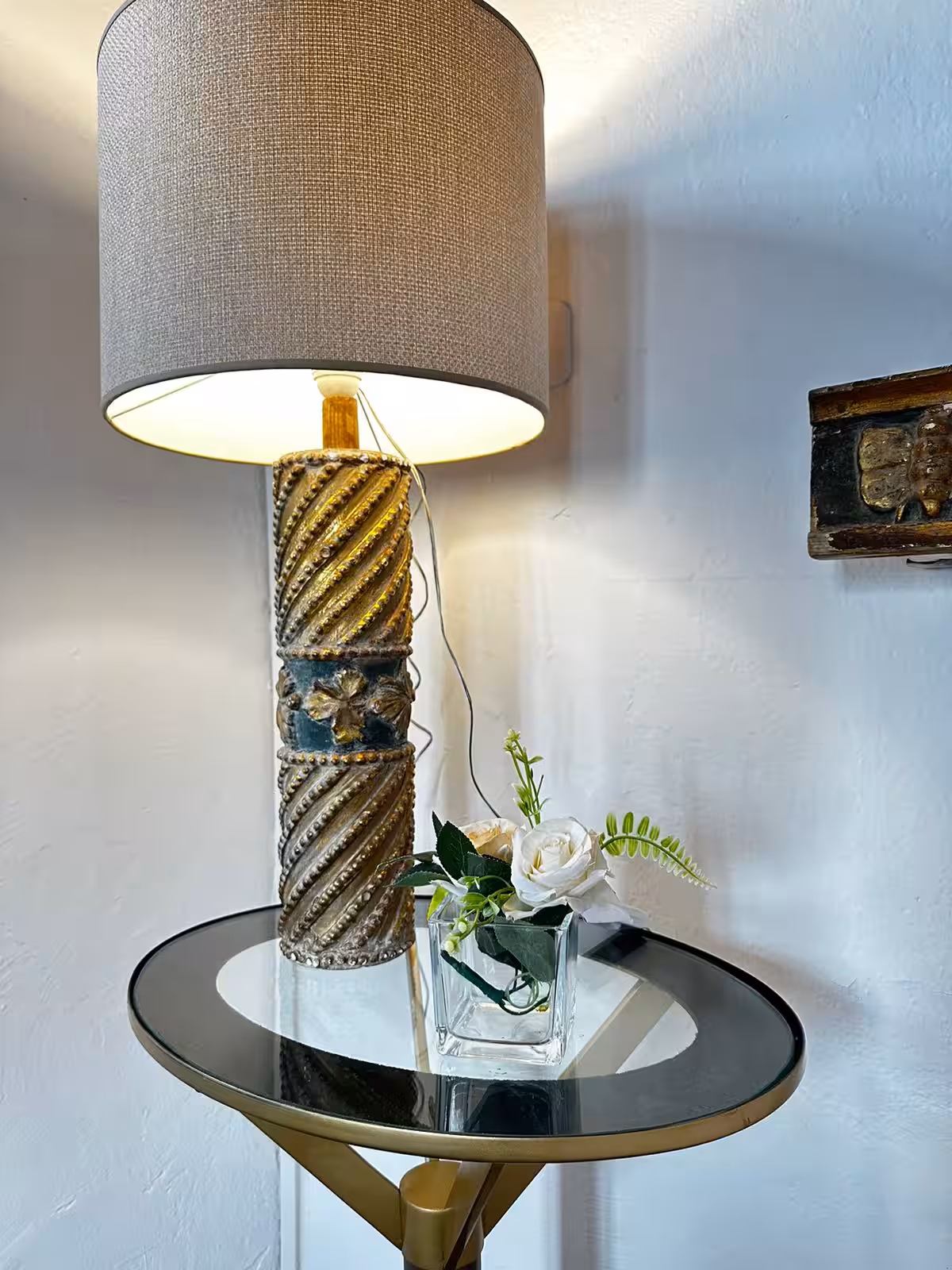 Lampe ancienne et bouquet sur un guéridon de la suite Princesse Aïcha