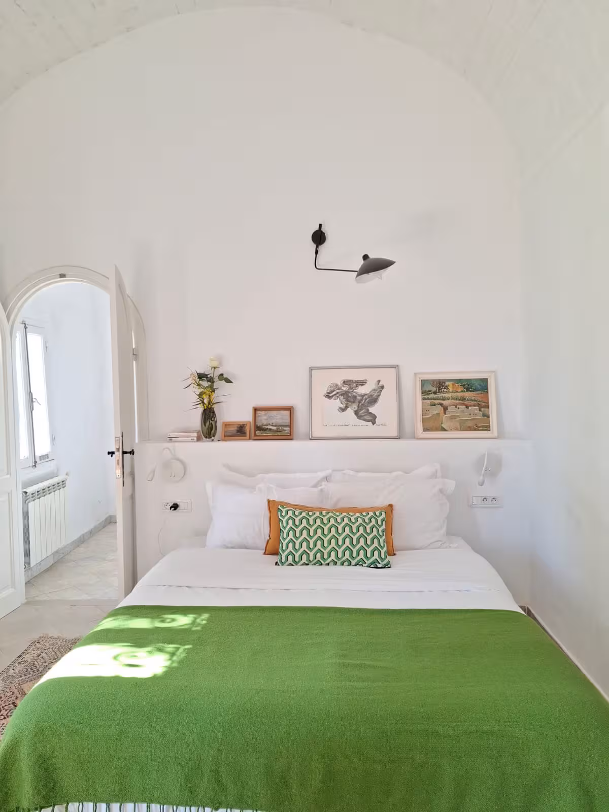 Chambre Lella Zohra face à la fenêtre cintrée, couverture verte