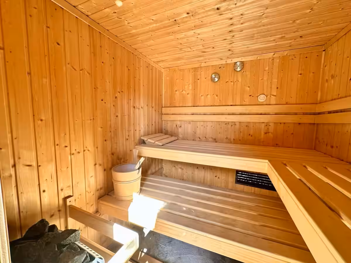 Petit sauna en bois de cèdre ouvert sur le jardin