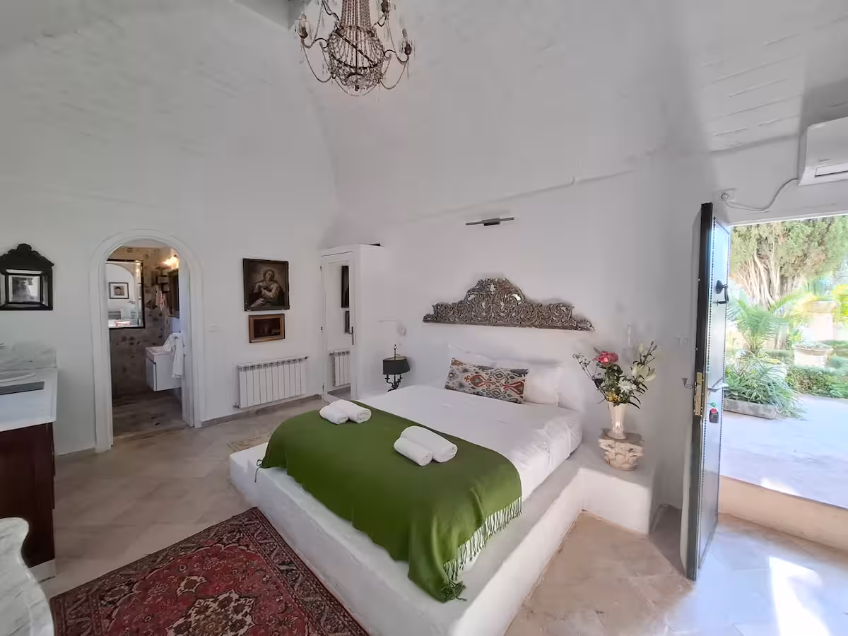 Chambre de la suite Si Ibrahim ouverte sur le jardin et les oliviers
