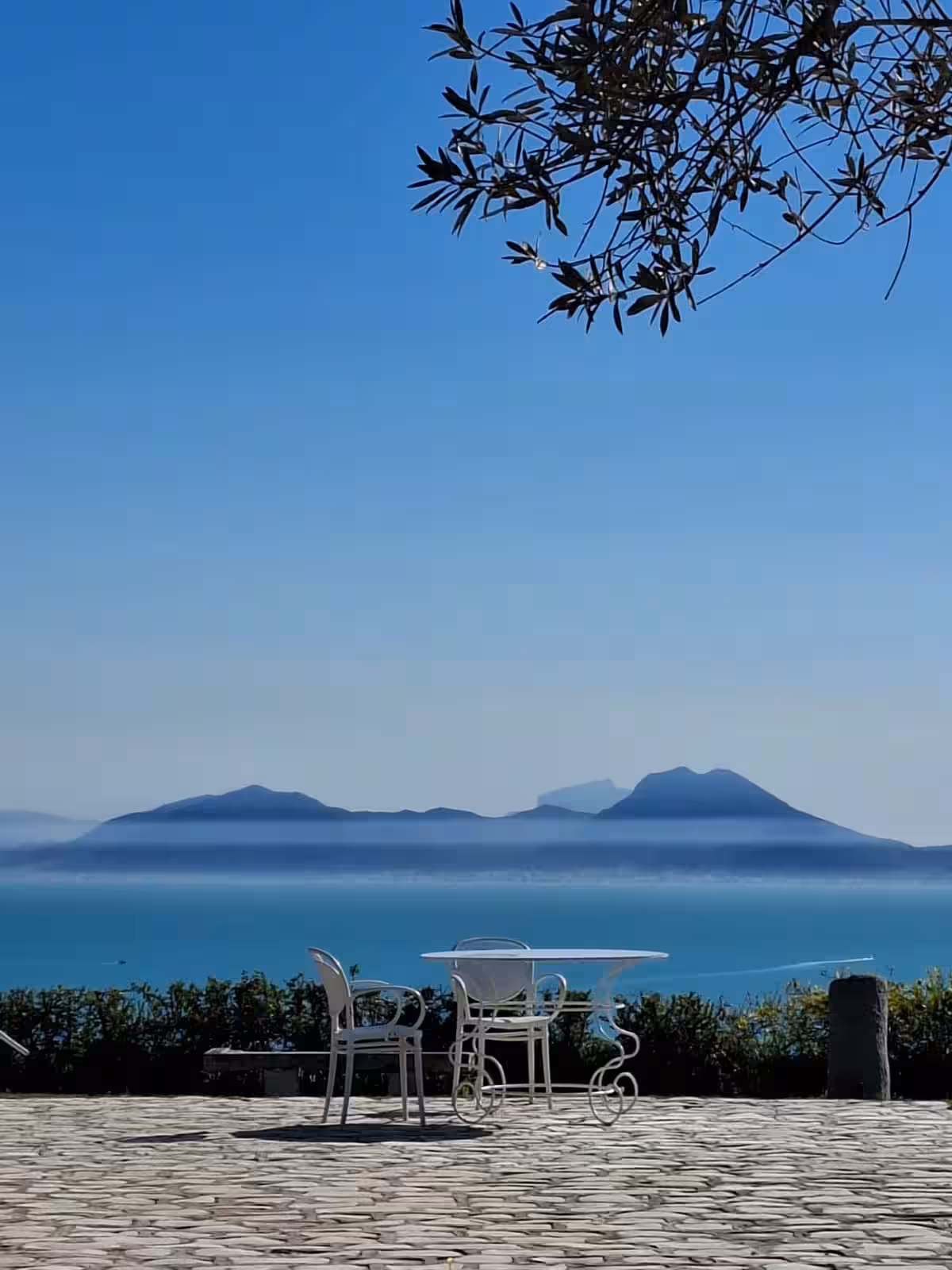 Terrasse de Dar Turki ouverte sur la mer et les montagnes