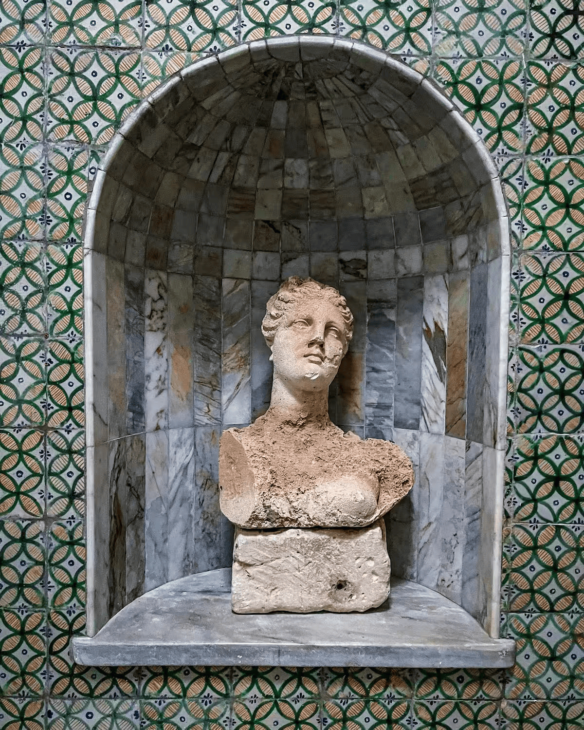 Buste antique dans une niche de zellige et marbre de la suite Noor