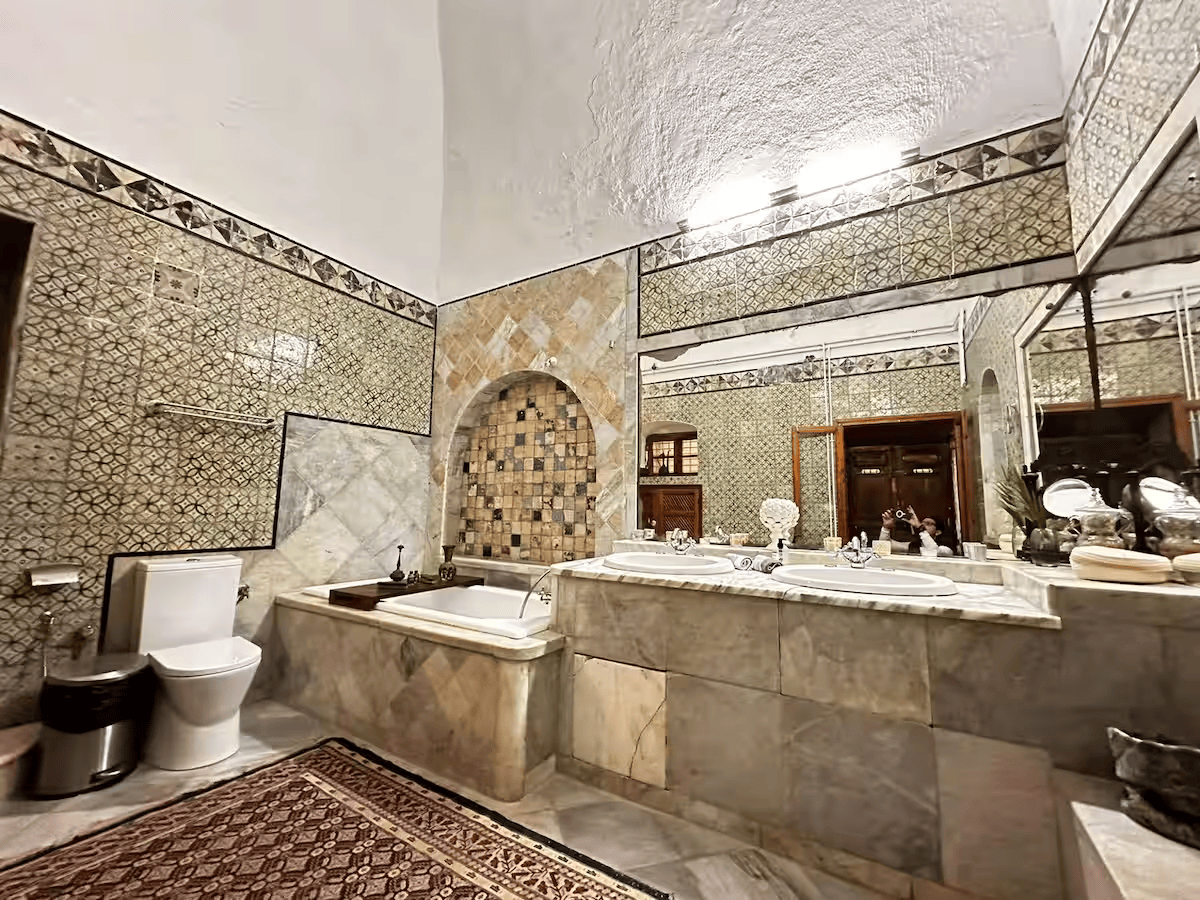 Salle de bains de la suite Noor, baignoire et double vasque en marbre