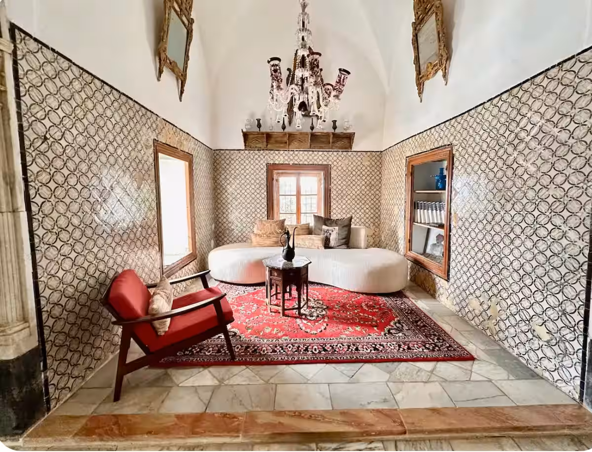 Salon ottoman de la suite Omar El Khayam, banquette et zellige
