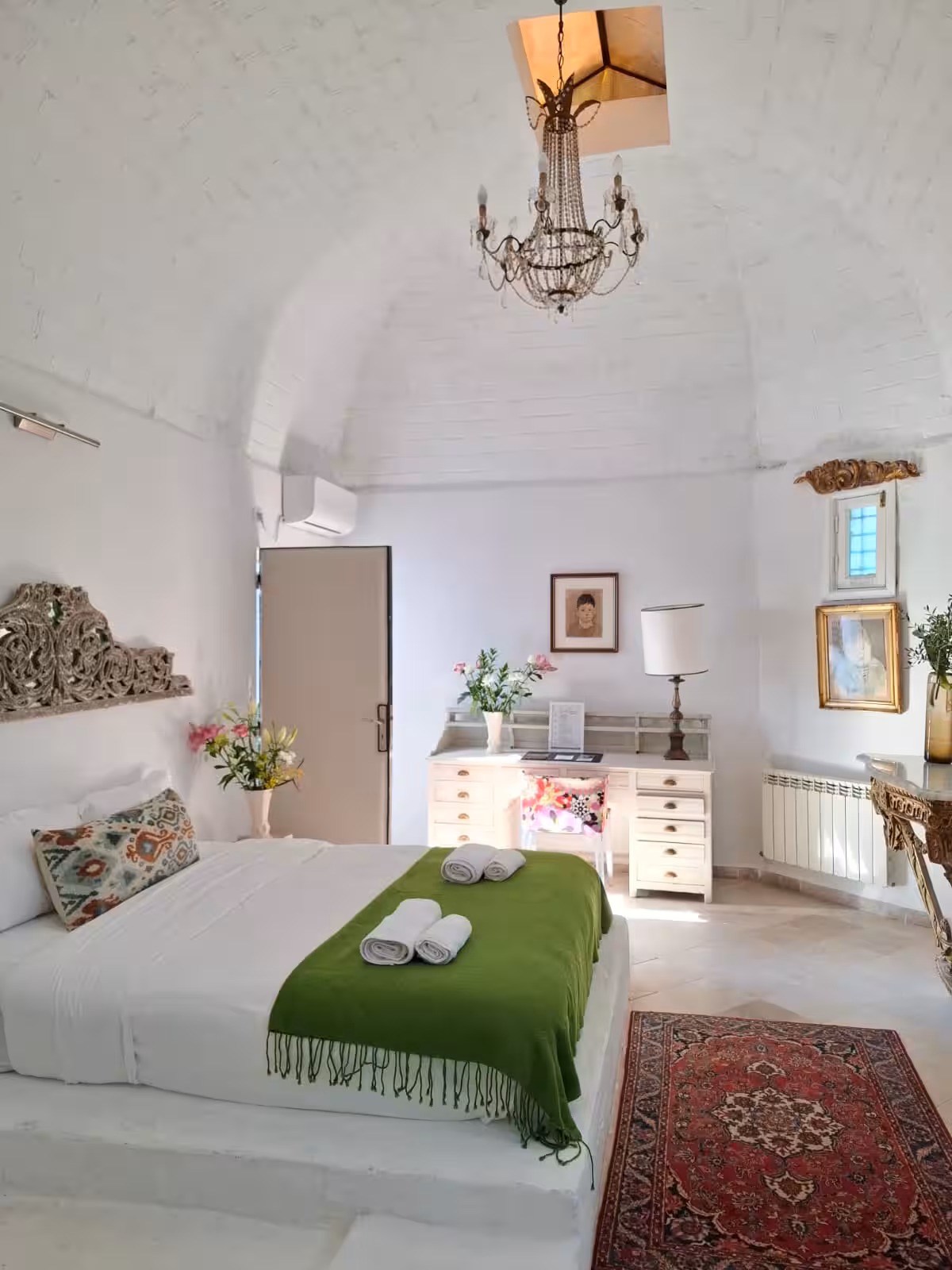 Chambre de la suite Si Ibrahim, chandelier allumé et linge blanc