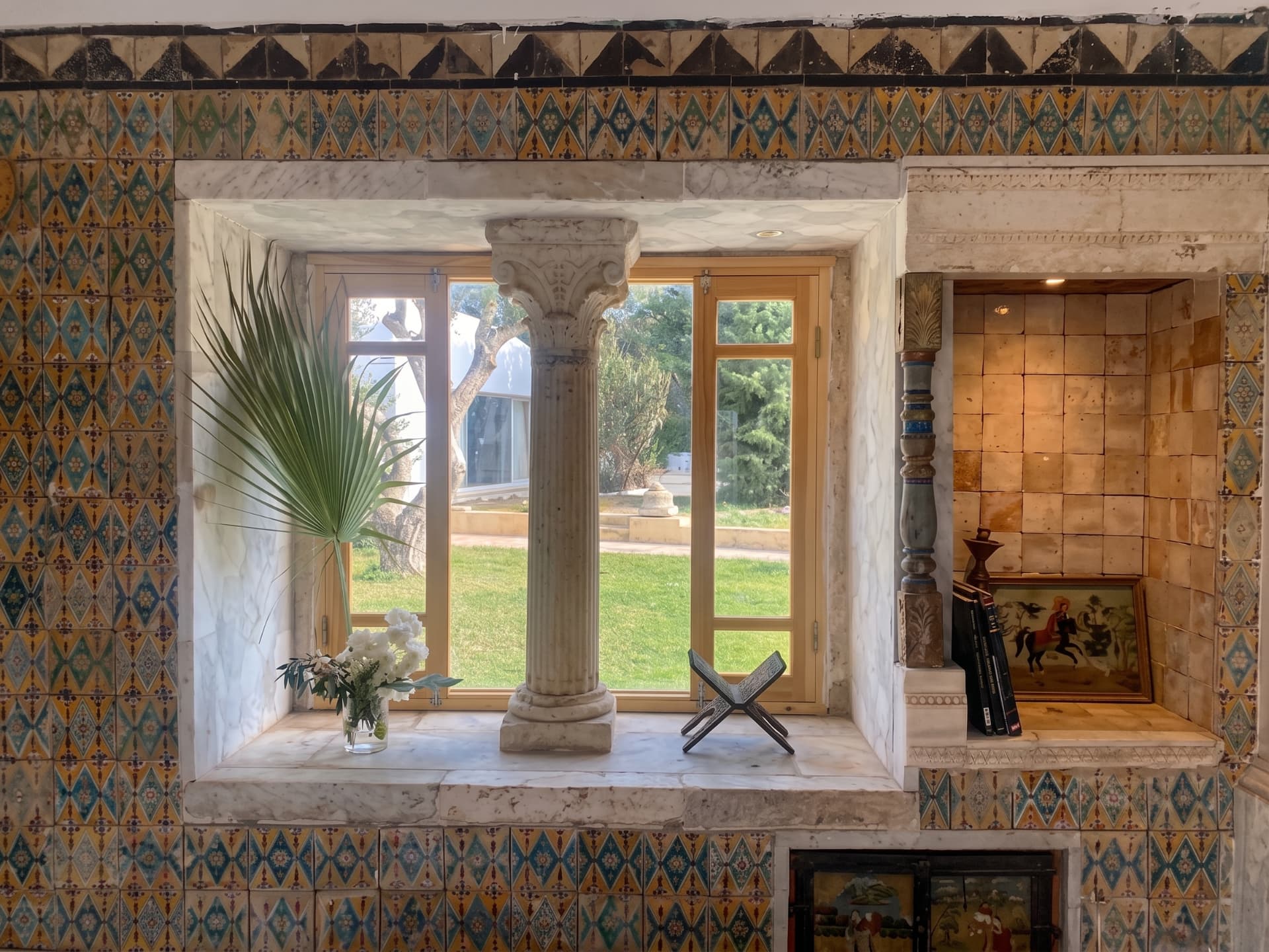 Alcôve décorative avec carreaux anciens et colonne en pierre