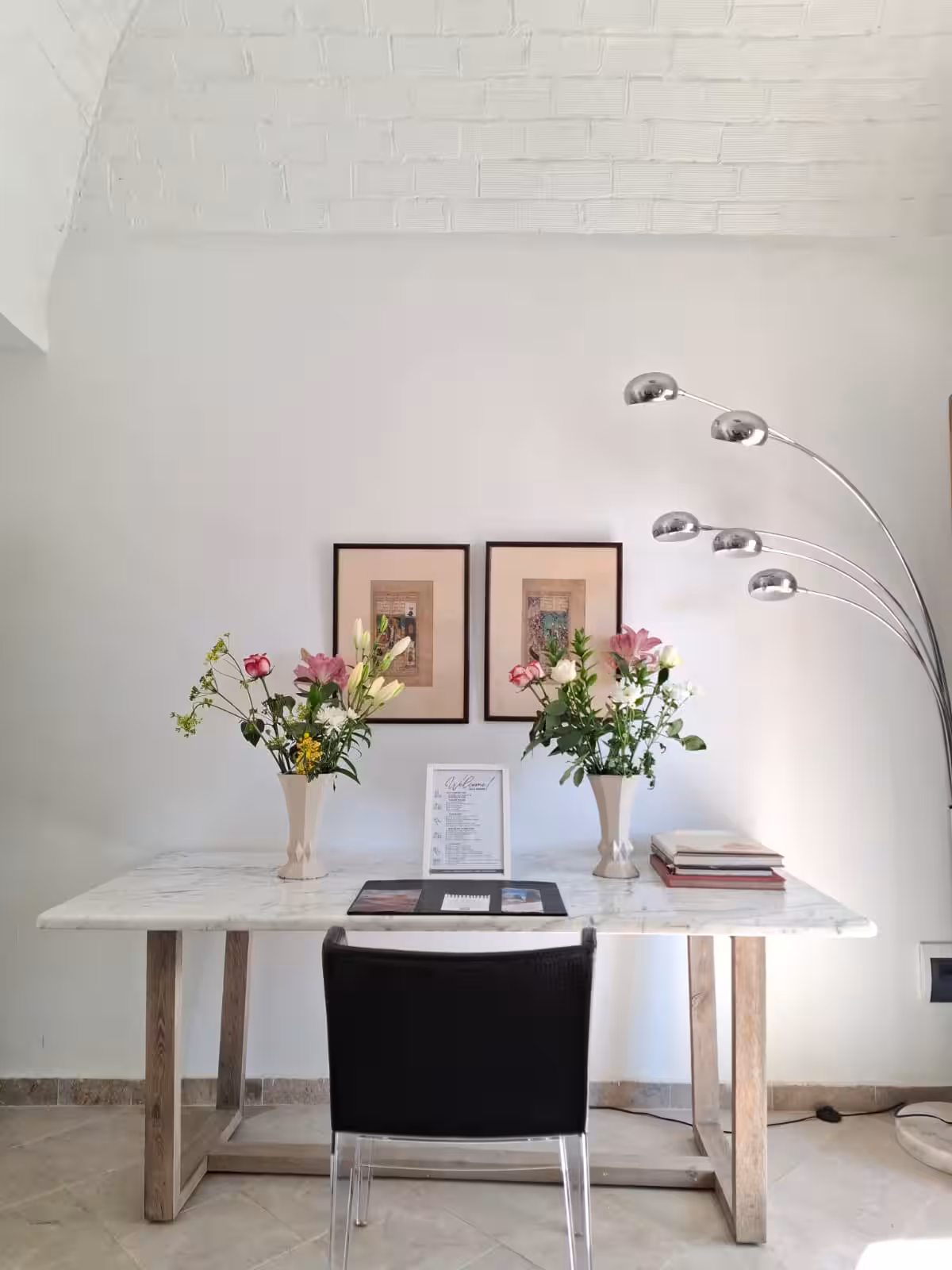Table de travail de Lella Zohra avec bouquets et livres