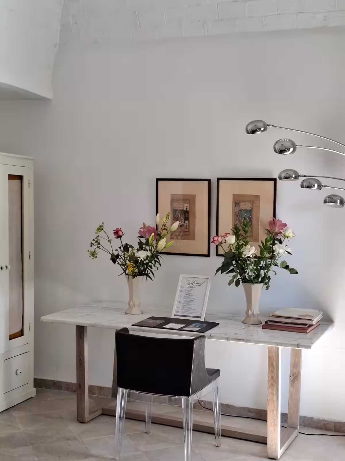 Bureau fleuri de Lella Zohra sous la voûte blanche