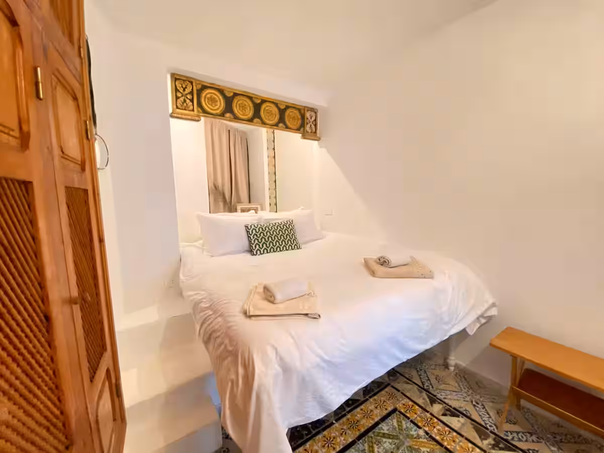 Chambre de L'Atelier, tête de lit peinte et sol en carreaux anciens