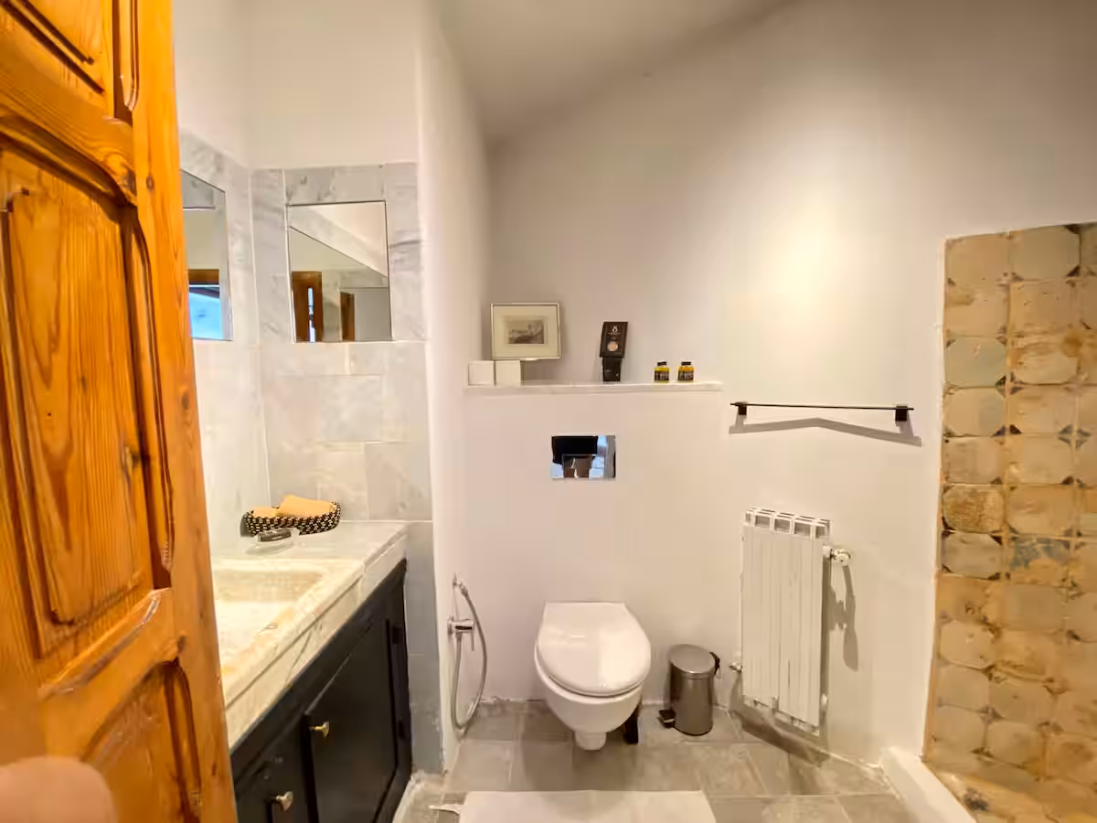 Salle de bains de L'Atelier, vasque de marbre et carreaux anciens
