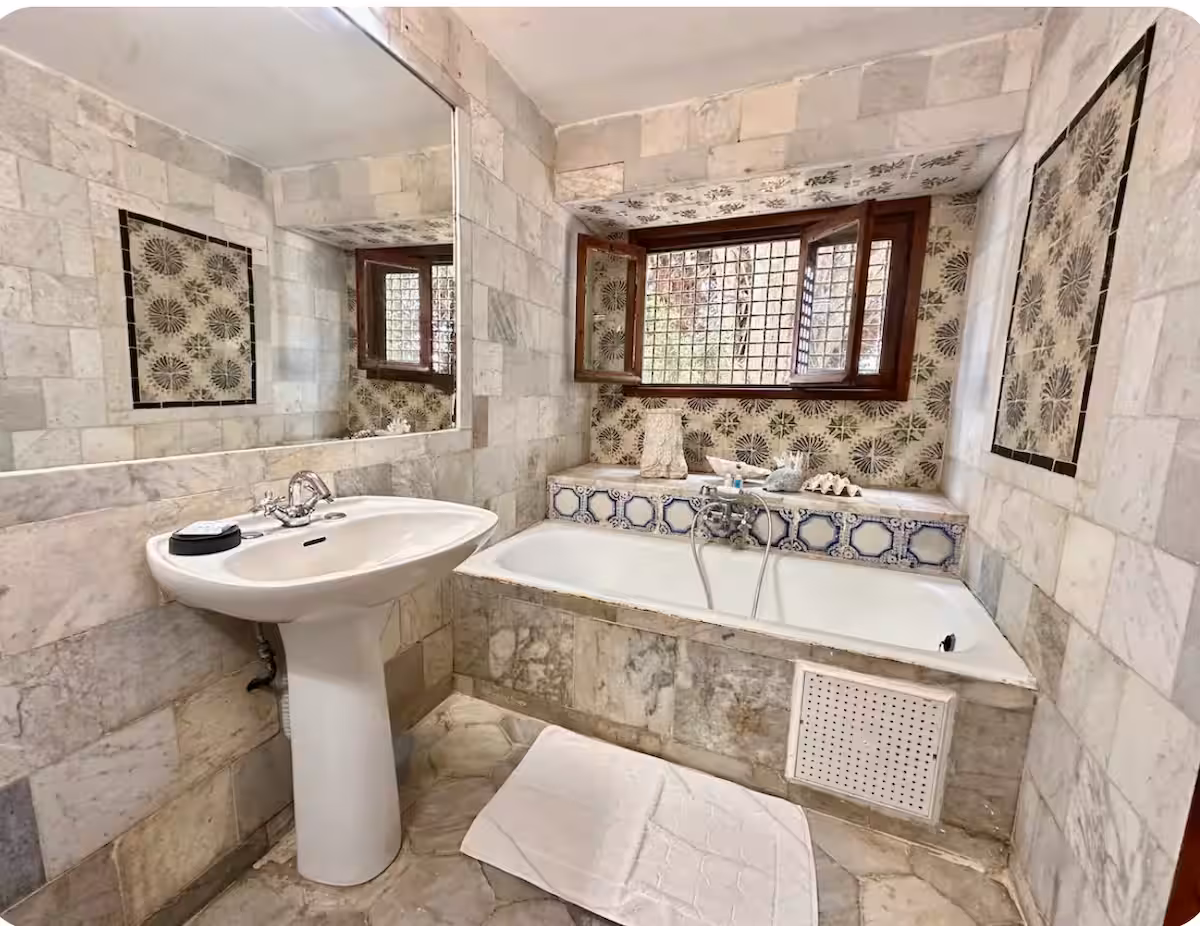 Chambre principale de la suite Omar El Khayam, fenêtre en arche