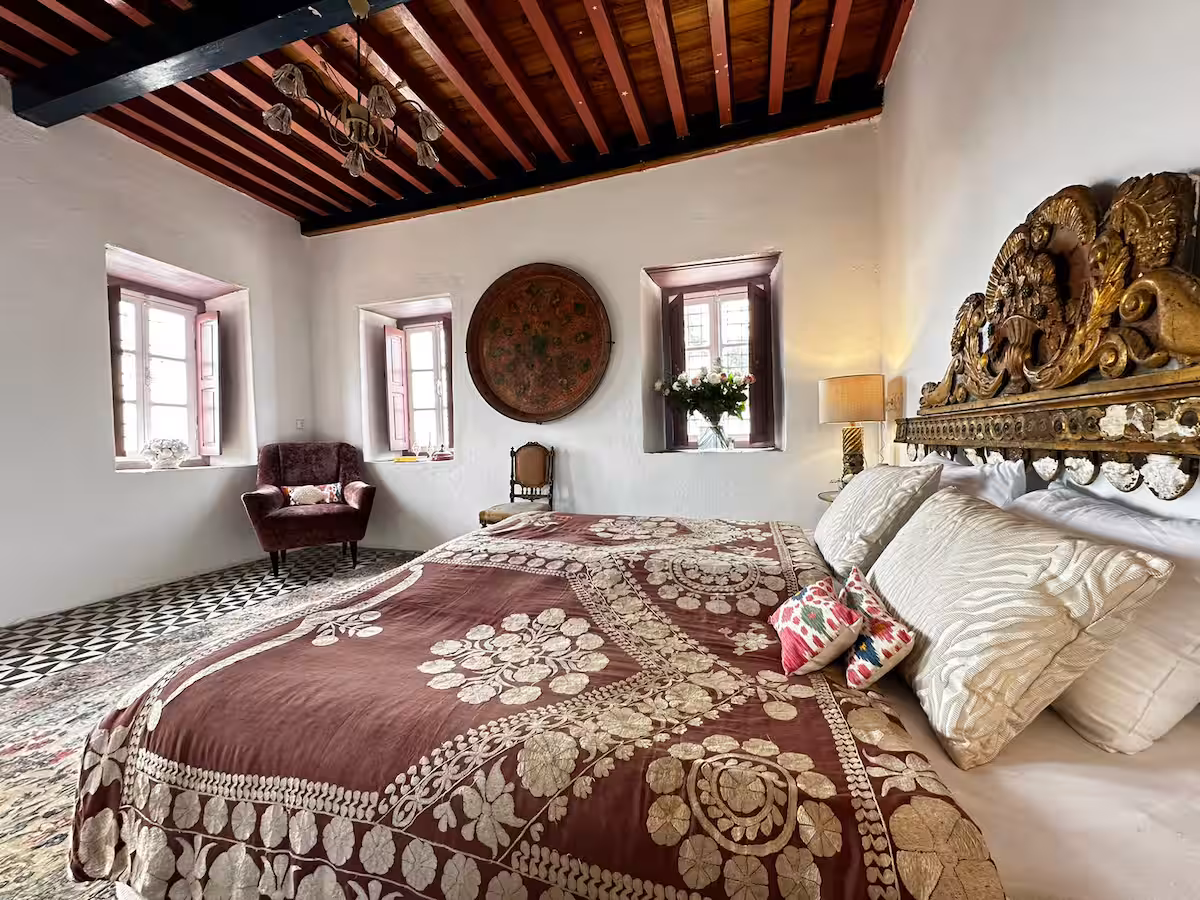 Chambre haute de la tour Princesse Aïcha, tête de lit dorée et trois fenêtres