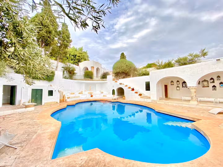 Piscine de Dar Turki avec façades blanches et arches