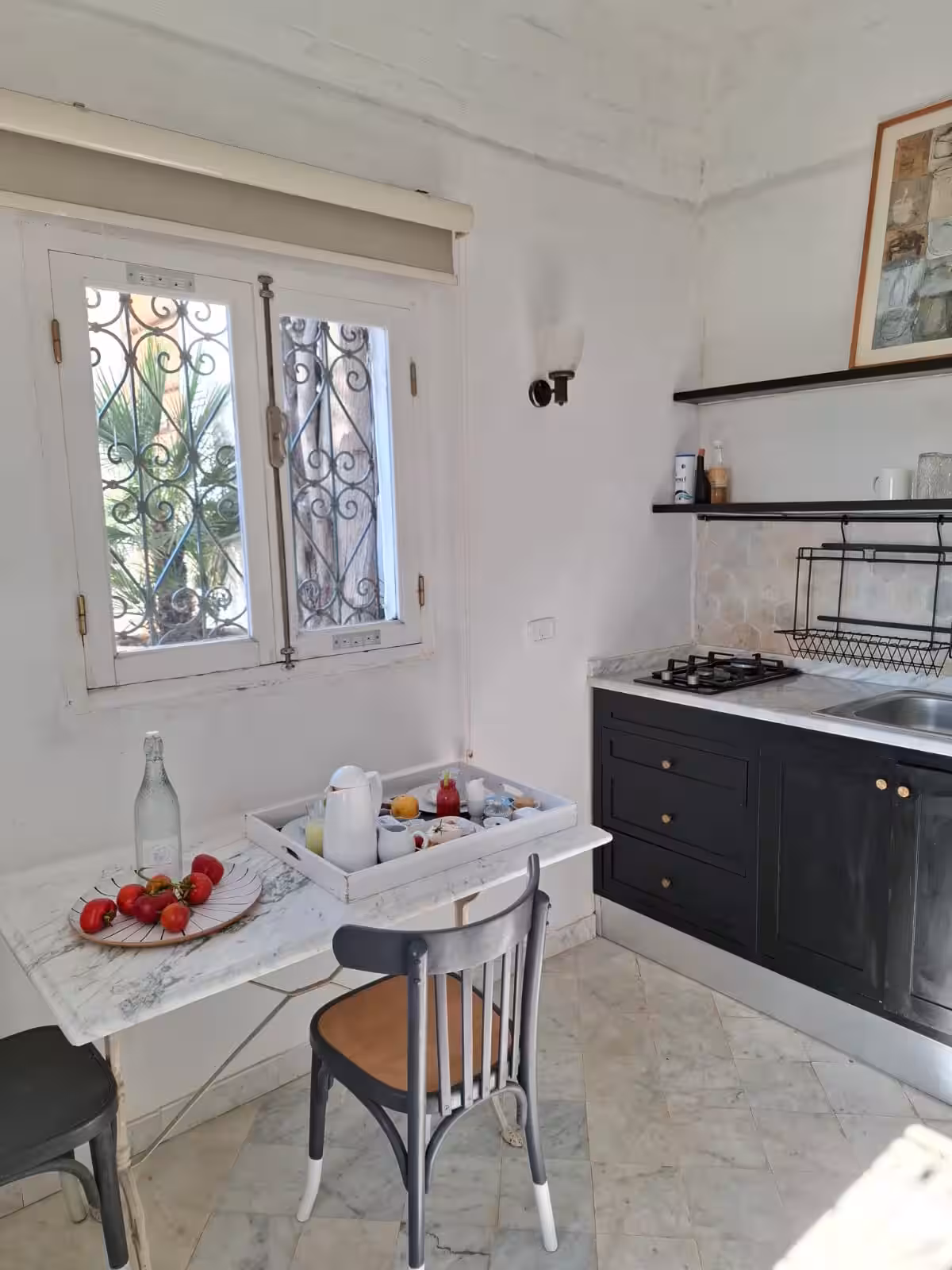 Cuisine privée de Lella Zohra avec table du matin devant la fenêtre
