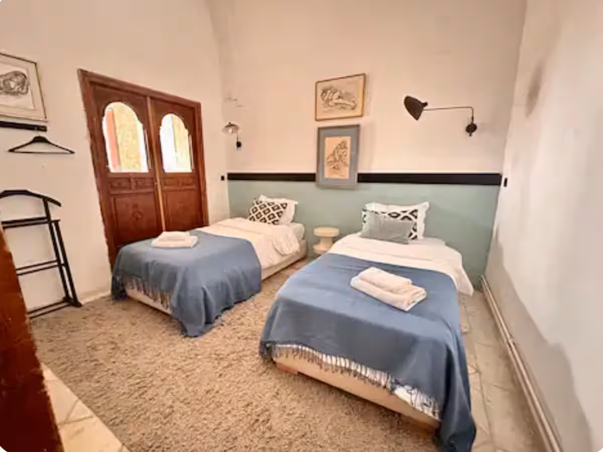 Chambre à deux lits de la suite Omar El Khayam