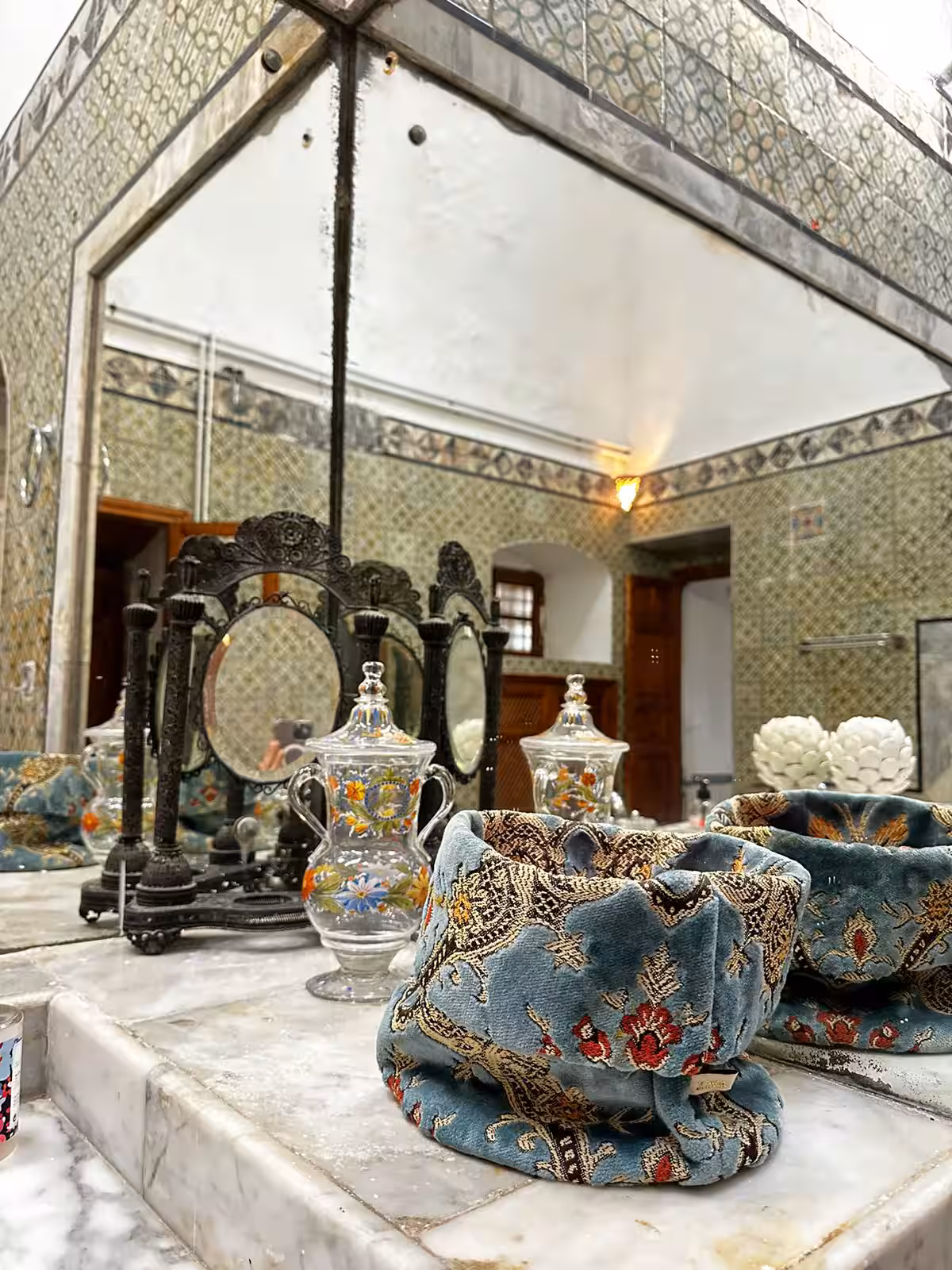 Détail du plan de marbre de Noor, miroirs et carafes peintes
